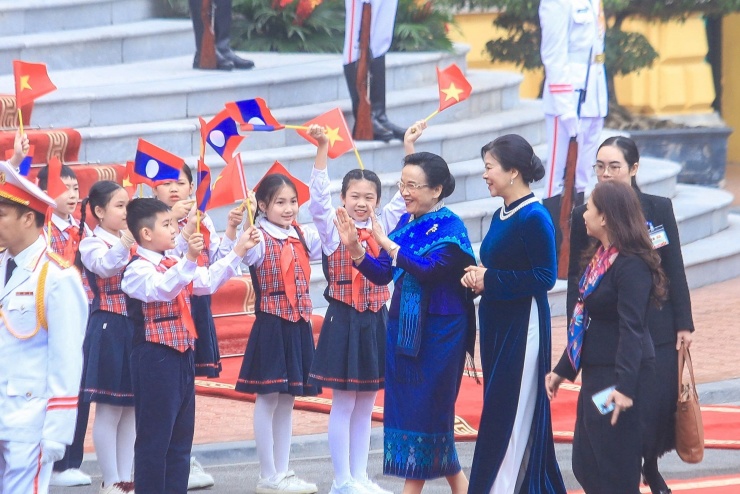 Phu nhân Ngô Phương Ly và Phu nhân Naly Sisoulith. Ảnh: Hữu Hưng