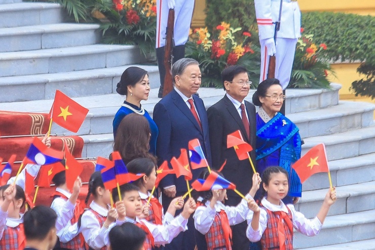 Tổng Bí thư Tô Lâm và Phu nhân cùng Tổng Bí thư, Chủ tịch nước Lào Thongloun Sisoulith và Phu nhân tại Lễ đón. Ảnh: Hữu Hưng