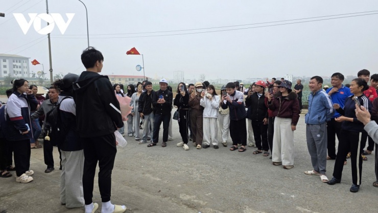 Đông đảo người dân đã nồng nhiệt chào đón và chụp ảnh lưu giữ những khoảnh khắc khi thủ thành Cao Văn Bình đặt chân về đến quê nhà. (Ảnh: Bá Thăng).