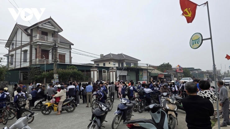 Hàng trăm người dân và người hâm mộ đã có mặt từ rất sớm khi nghe tin thủ thành Cao Văn Bình trở về nhà vào sáng nay 26/1. (Ảnh: Bá Thăng).