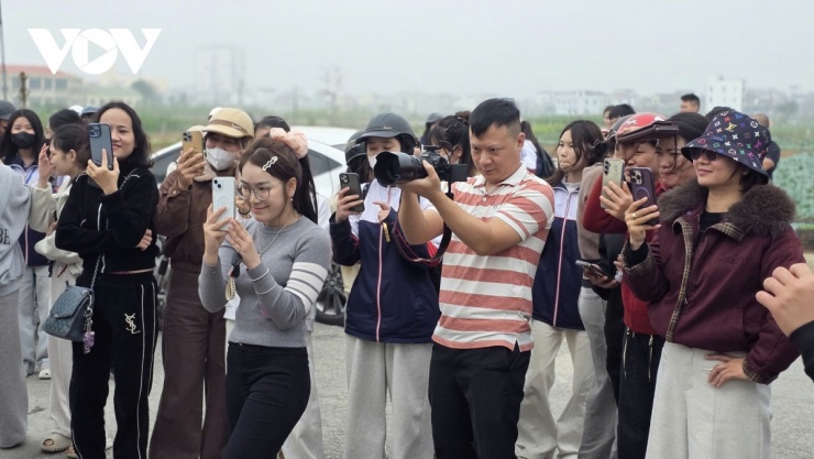 Người hâm mộ quê nhà nồng nhiệt chào đón sự trở về của thủ thành Cao Văn Bình - 3