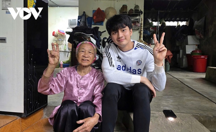 Thủ thành Cao Văn Bình cùng bà ngoại. (Ảnh: Bá Thăng).
