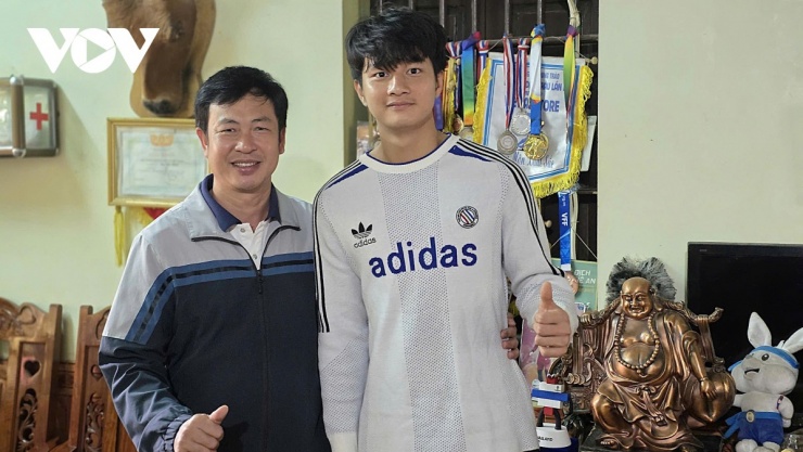 Ông Trương Vĩnh Phúc, HLV thủ thành Cao Văn Bình, đội tuyển U10 nhi đồng huyện Diễn Châu (cũ). (Ảnh: Bá Thăng).