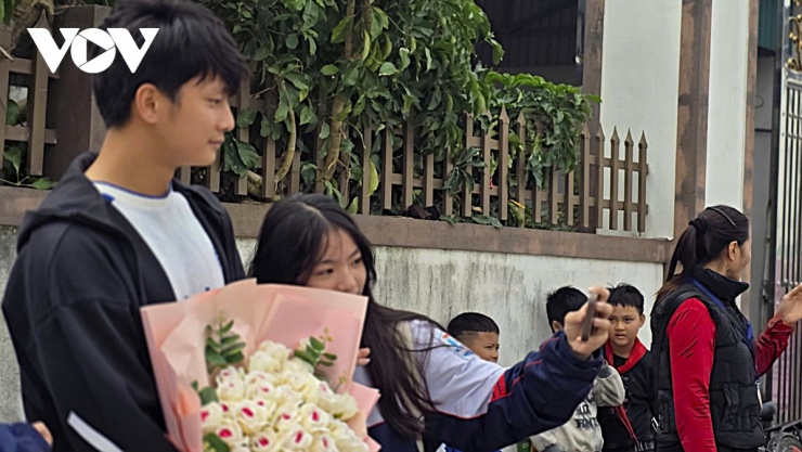 Thủ thành Cao Văn Bình chụp ảnh lưu niệm cùng người hâm mộ. (Ảnh: Bá Thăng).