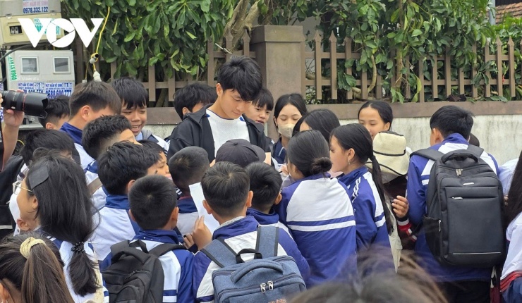 Hàng trăm học sinh đến chung vui và xin chữ ký thủ thành Cao Văn Bình (Ảnh: Bá Thăng).