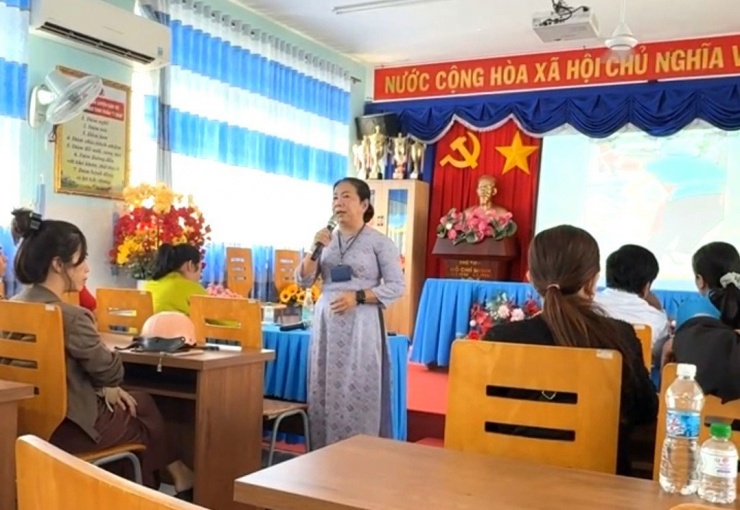 Đại diện Ban giám hiệu nhà trường trả lời các vấn đề phụ huynh nêu tại buổi làm việc