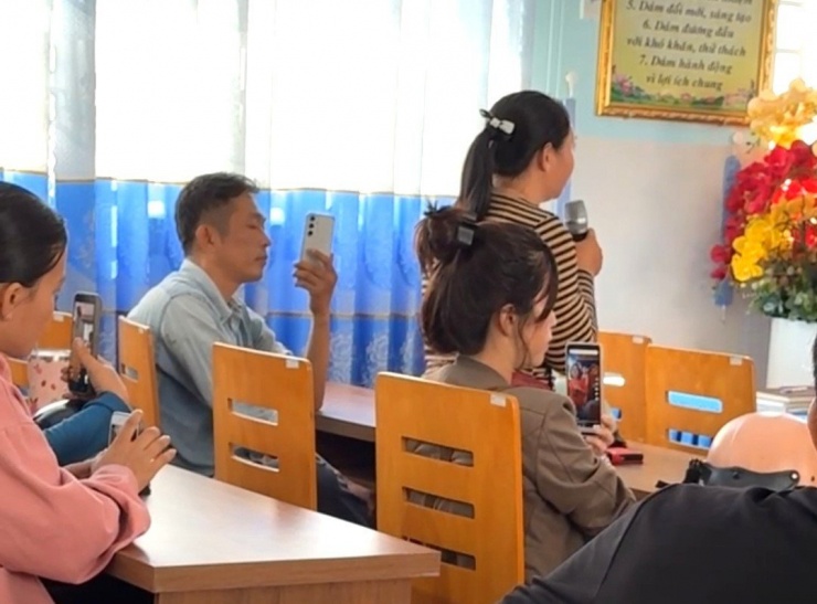 Phụ huynh chất vấn lãnh đạo nhà trường về vụ việc