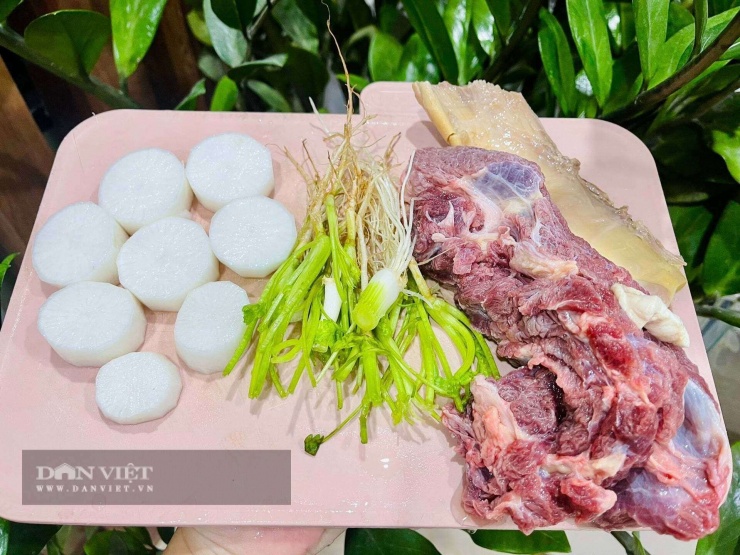 Cách nấu phở bò: Phần thịt và rễ mùi hành đã được rửa sạch