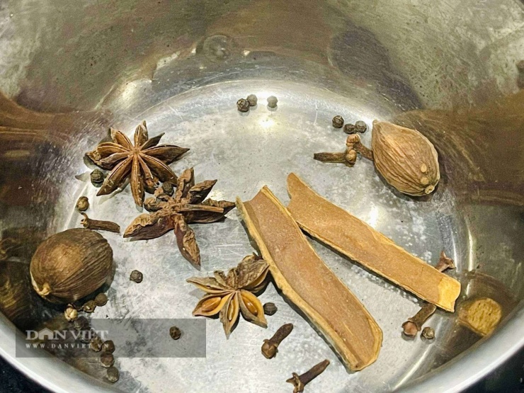 Cách nấu phở bò: Rang riêng các loại gia vị thảo mộc