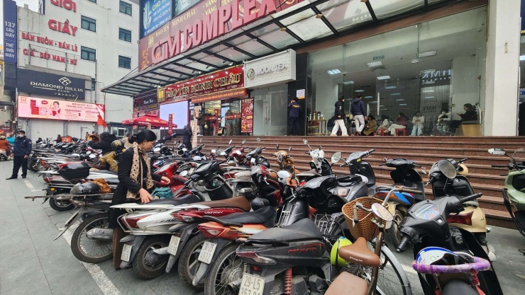 Nhu cầu mua vàng tăng cao tỷ lệ thuận với giá vàng hôm nay lập đỉnh mới.&nbsp;Ảnh: Thái Nguyễn