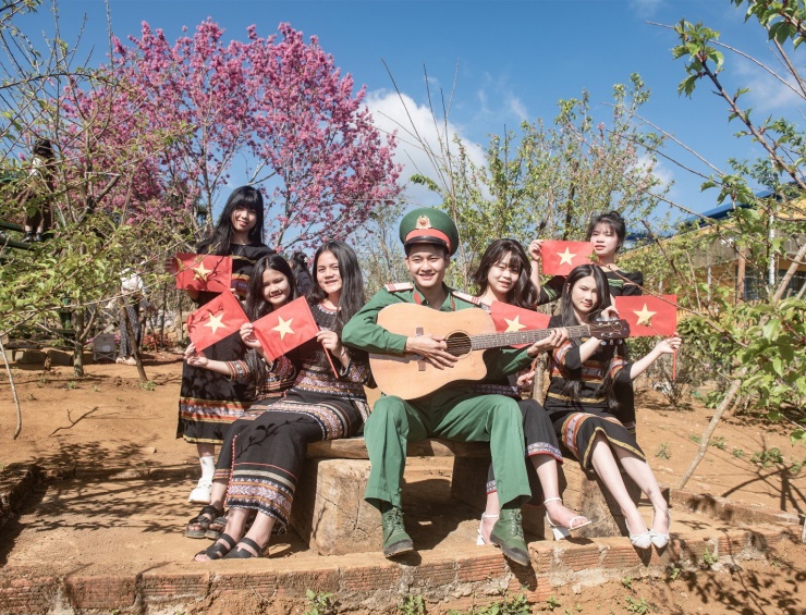 Chiến sĩ Ban chỉ huy phòng thủ khu vực 4 - Măng Đen giao lưu cùng nhóm nữ sinh trường Phổ thông Dân tộc Nội trú THPT Măng Đen giữa mùa hoa anh đào