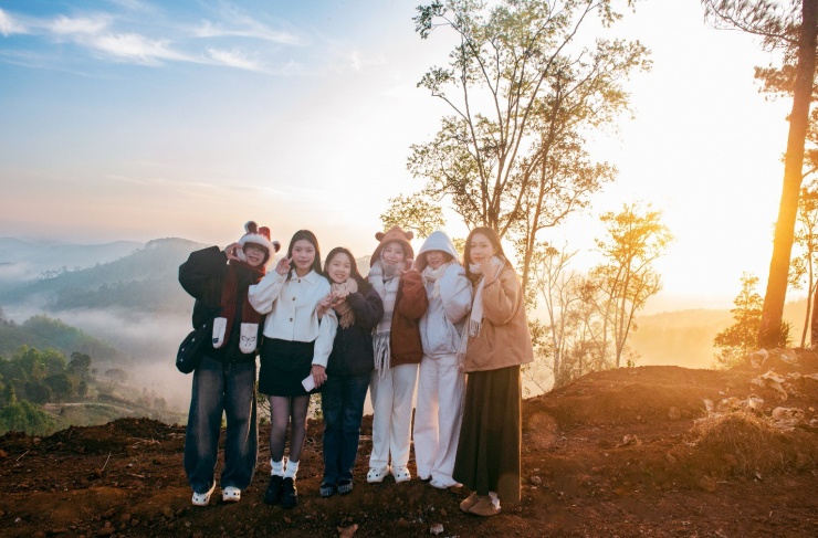 Thực tế cho thấy sức hút ấy đang ngày càng rõ nét. Năm 2025, du lịch sinh thái Măng Đen đón trên 1,8 triệu lượt khách trong tổng số 5 triệu lượt khách đến Quảng Ngãi, góp phần quan trọng vào doanh thu du lịch toàn tỉnh hơn 3.700 tỷ đồng. Bước sang năm 2026, Quảng Ngãi đặt mục tiêu thu hút 6,2 triệu lượt khách du lịch, với doanh thu ước đạt khoảng 4.200 tỷ đồng — những con số cho thấy niềm tin và kỳ vọng lớn lao vào tương lai du lịch xanh, bền vững.