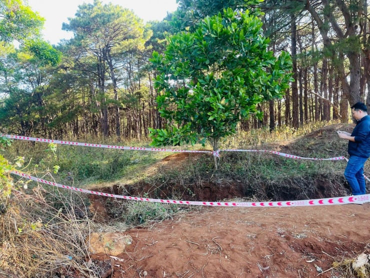 Hiện trường nơi chôn giấu xe máy nghi liên quan vụ cướp ngân hàng ở Gia Lai - 2