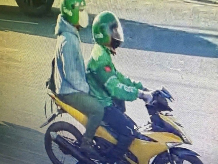 Hai đối tượng cướp ngân hàng bỏ trốn bằng xe máy. Ảnh: Cắt từ clip