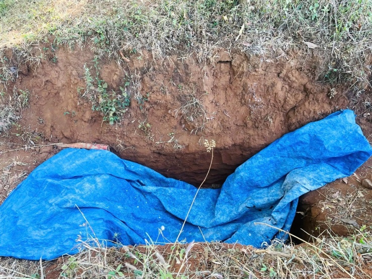 Khu vực hố đào hình chữ nhật, sâu khoảng 1m, nơi giấu chiếc xe máy nghi là phương tiện hai đối tượng sử dụng khi gây án. Ảnh: G.X