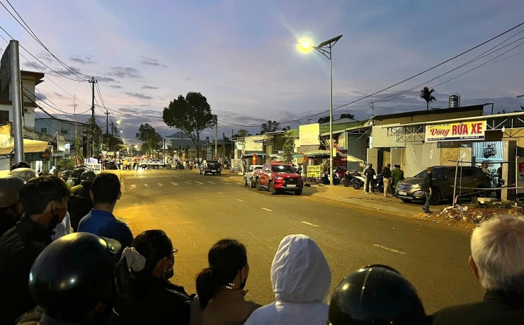 Cảnh sát phong tỏa căn nhà trên đường Nguyễn Viết Xuân, truy tìm hai nghi phạm. Ảnh: G.X