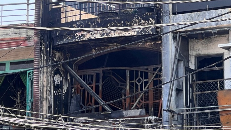 Vụ cháy liên hoàn 4 căn nhà ở TPHCM, 2 người nhảy từ tầng 2 thoát thân - 1