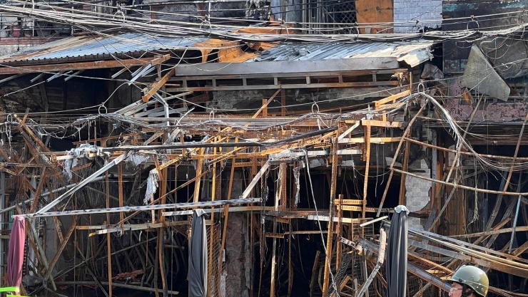 Vụ cháy liên hoàn 4 căn nhà ở TPHCM, 2 người nhảy từ tầng 2 thoát thân - 2