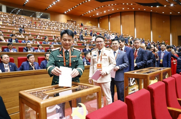 Các đại biểu bỏ phiếu bầu Ban Chấp hành Trung ương Đảng khóa XIV. (Ảnh: TTXVN)