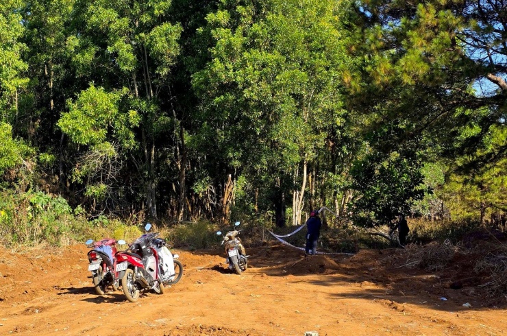 Hiện trường nơi phát hiện chiếc xe máy.