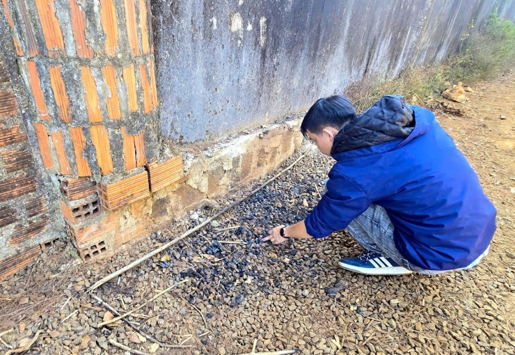 Vị trí bị đốt cháy gần với hố chôn xe máy, nghi do các đối tượng đốt tiêu hủy áo quần và một số trang bị dùng thực hiện vụ cướp.