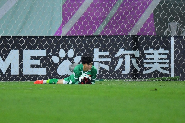 "Khi bóng chạm tay, em biết mình đã thắng", thủ môn Cao Văn Bình chia sẻ. Ảnh: NVCC