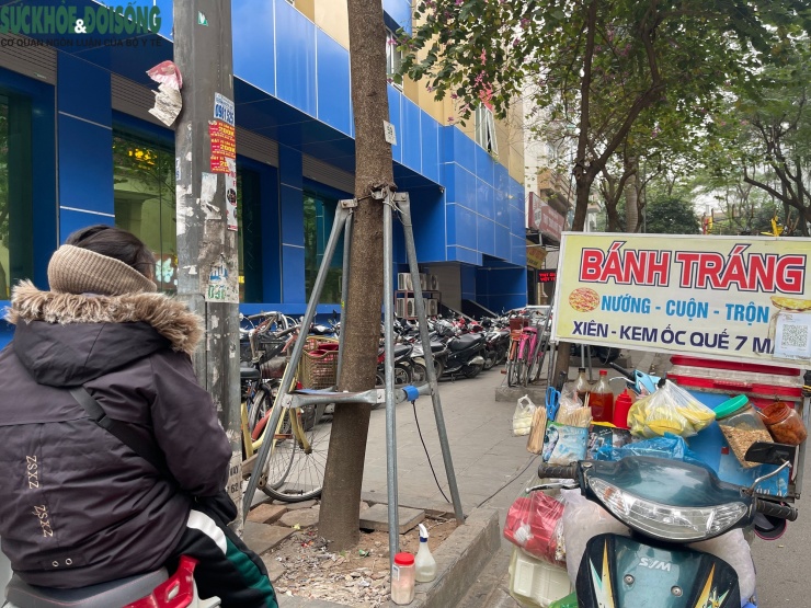 Chị Trần Thị Lan bên xe bánh tráng, rong ruổi khắp phố phường những ngày cuối năm.