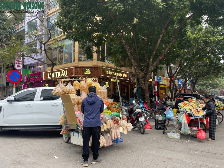 Nhiều lao động tự do vẫn lặng lẽ mưu sinh bên gánh hàng rong những ngày gần Tết.