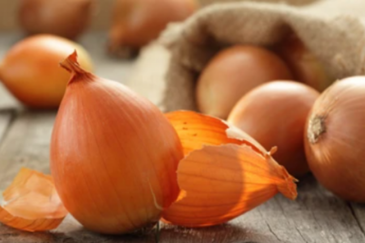 Vì sao không nên vứt bỏ vỏ hành tây?