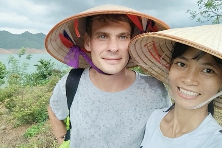 Cô gái thề 'cả đời độc thân' bỗng có chồng sau nửa tháng