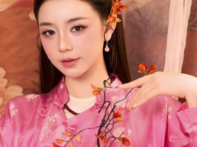 Quỳnh Kool gây chú ý khi diện áo dài hồng phấn