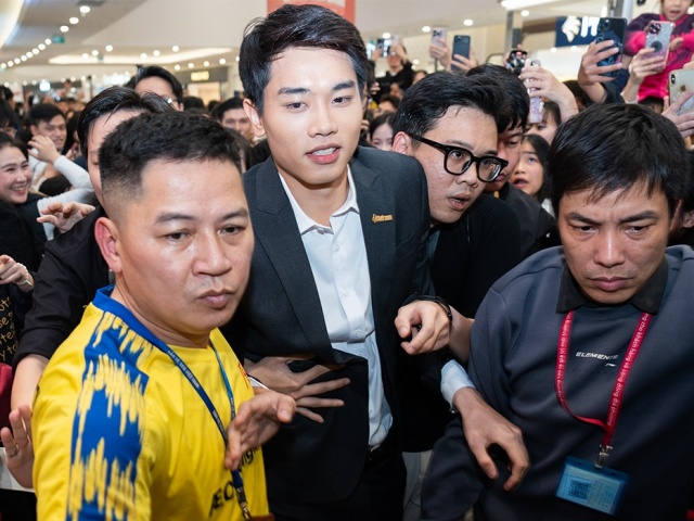 Cảnh hỗn loạn, chen lấn để gặp Nguyễn Đình Bắc tại buổi giao lưu