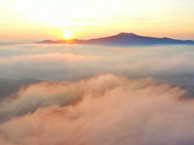 Bình minh sắc hồng giữa đại ngàn Măng Đen