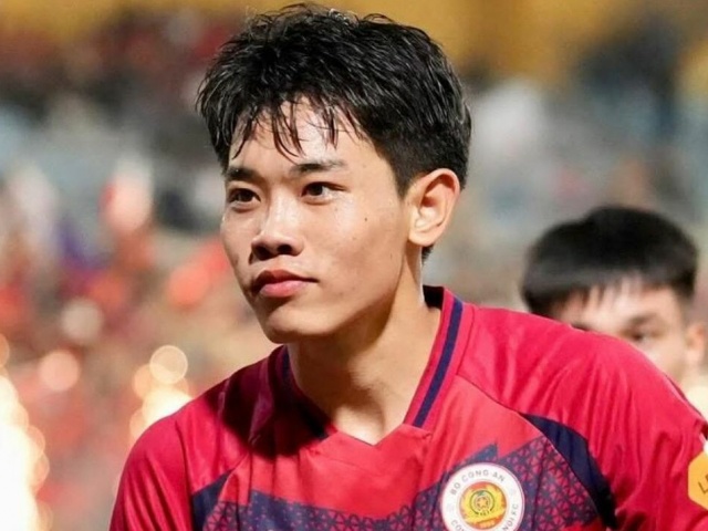 Đình Bắc bị fan trêu 'đổi giọng hát lấy đôi chân'