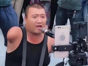 Nhờ sự nghiêm khắc của mẹ, con trai 'không tay chân' dùng miệng nuôi cả gia đình