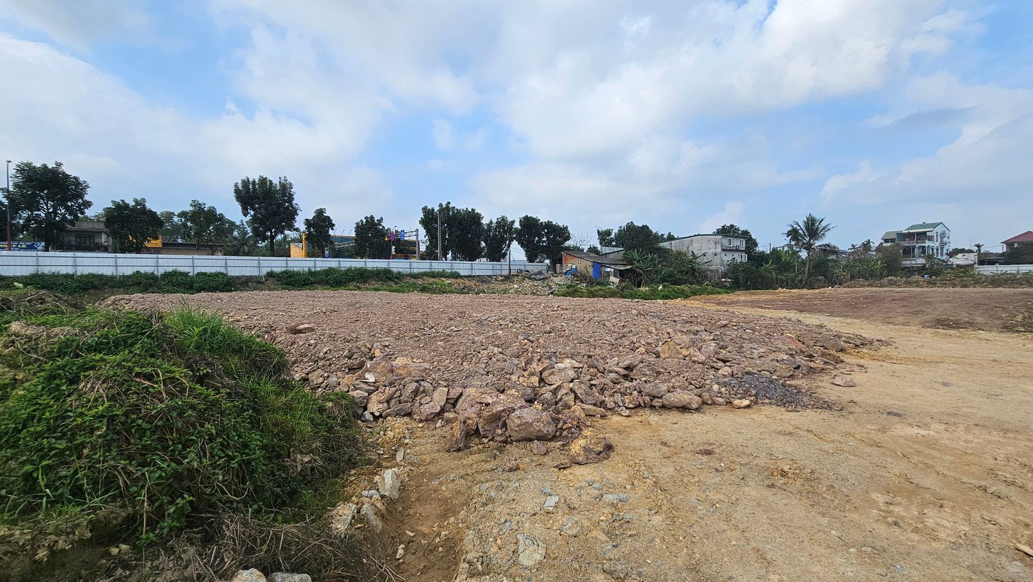 Dự án Regal Capital nằm ven Quốc lộ 1 và sông Bồ, gồm nhiều mặt tiền, được đánh giá thuộc vị trí đắc địa tạo điểm nhấn phát triển đô thị ở phía bắc TP. Huế.