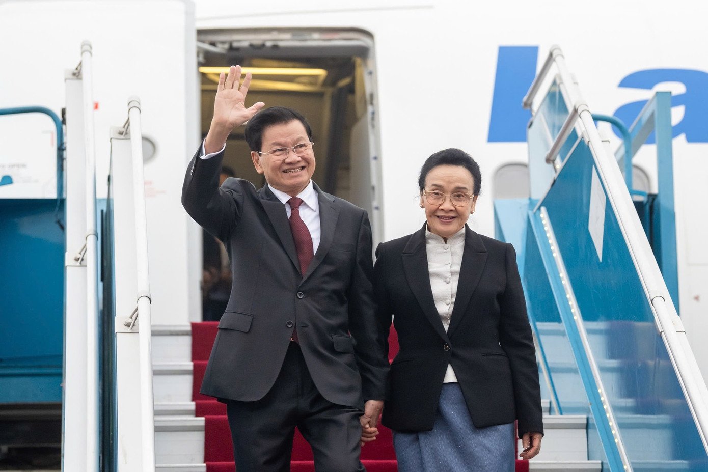 Tổng Bí thư, Chủ tịch nước Lào Thongloun Sisoulith và Phu nhân đến sân bay Nội Bài. Ảnh: Phạm Thắng