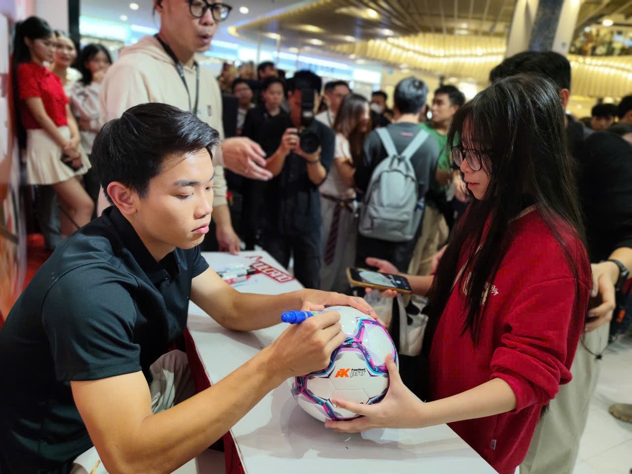 Các em nhỏ mang theo quả bóng xinh chữ ký Đình Bắc