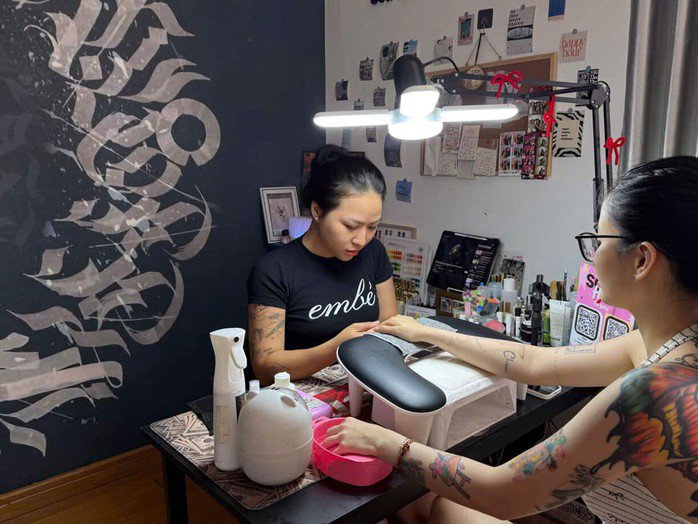 Chị Võ Ngọc Băng Thanh làm đẹp cho khách trong mùa Tết