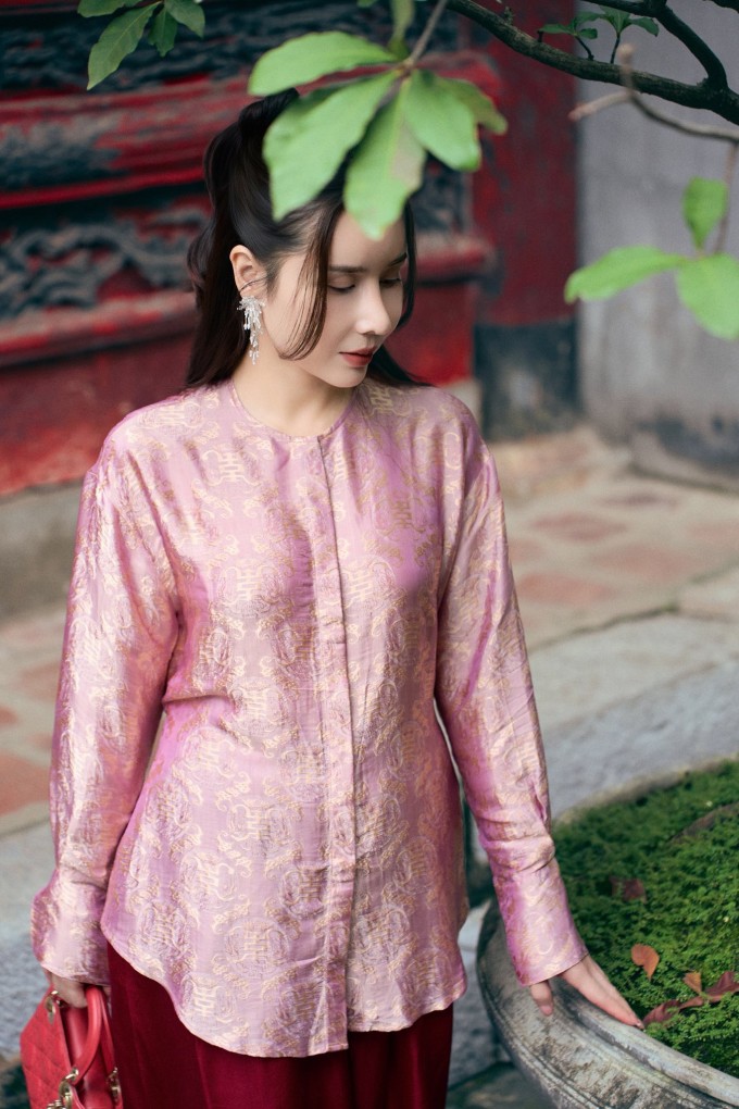 Khi trò chuyện với MC Nguyên Khang trong một talshow trước đó, Lưu Hương Giang tự nhận xét gương mặt mình hài hòa. Cô tự tin với vẻ bề ngoài ở hiện tại, học cách không quan tâm những lời bàn tán. "Tôi ban đầu cũng suy nghĩ nhưng sau này thấy việc làm đẹp cũng như cách mình sống. Trên đường mình đi sẽ có rất nhiều người nói ra nói vào và cũng sẽ có lúc mình quyết định đúng hoặc sai nhưng nếu không vững, mình sẽ trở thành người đẽo cày giữa đường, thay đổi theo ý của người khác", cô nói.