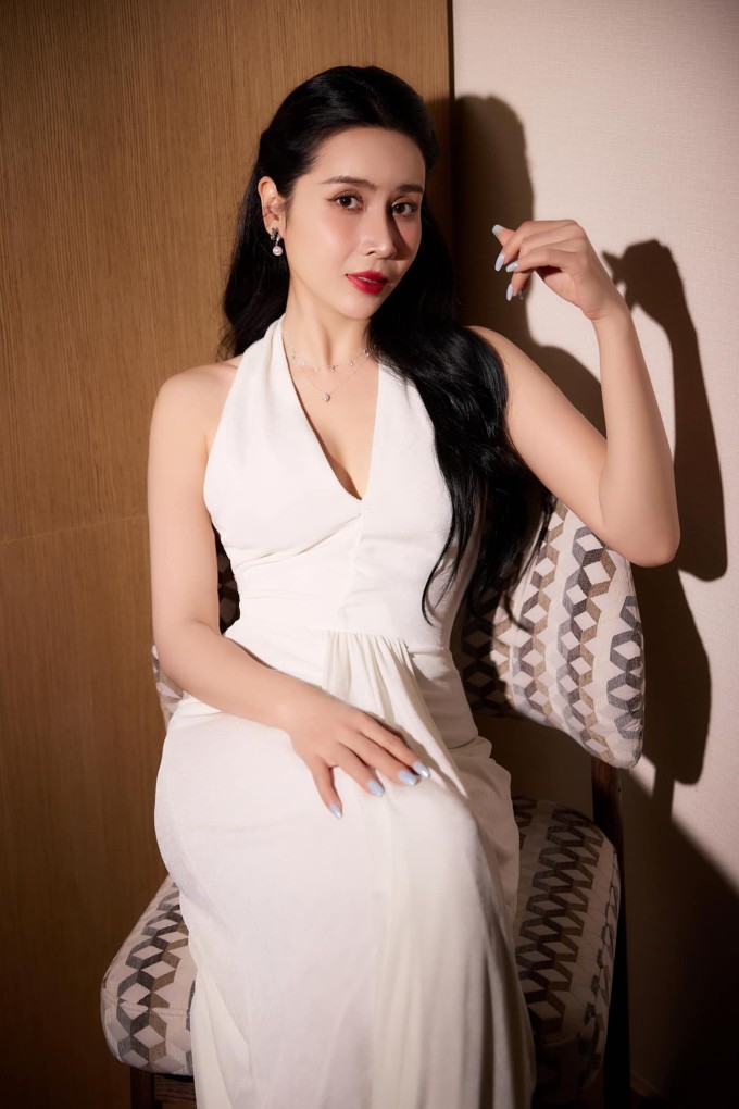 Theo Lưu Hương Giang, nhiều người nói cô quá khác, "đập mặt đi xây lại" so với thời mới vào nghề nhưng thực tế, cô chỉ sửa mũi. Nữ ca sĩ từng có nhiều năm tự ti vì nhược điểm cánh mũi to, phập phồng khi hát trước khi phẫu thuật thẩm mỹ. Cô cho rằng chỉ có bản thân biết mình thực sự muốn gì nên không cần phải quan tâm đến những lời miệt thị của người khác.