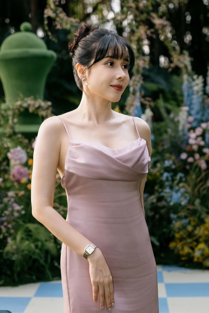 Bên cạnh những lời chê bai, vẫn có nhiều khán giả động viên, dành lời khen cho vẻ xinh đẹp, trẻ trung của Lưu Hương Giang.