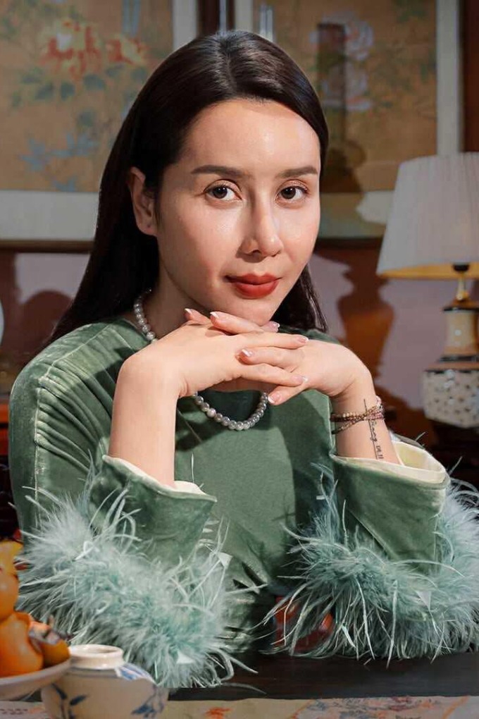 Nữ ca sĩ gần đây được chú ý khi tuyên bố không muốn nghe những lời góp ý về nhan sắc. "Mọi ý kiến về âm nhạc Giang xin tiếp nhận nhưng những góp ý về nhan sắc thì Giang xin phép bỏ qua. Nếu hàng ngày bạn phải nghe những lời góp ý, thậm chí mỉa mai về nhan sắc thì rút kinh nghiệm như thế nào hay chỉ khiến bạn tổn thương và kém tự tin đi. Điều quan trọng giờ đây mình rất yêu phiên bản của mình ở thời điểm hiện tại và cũng may là không quá yếu bóng vía", cô bày tỏ trên trang cá nhân.