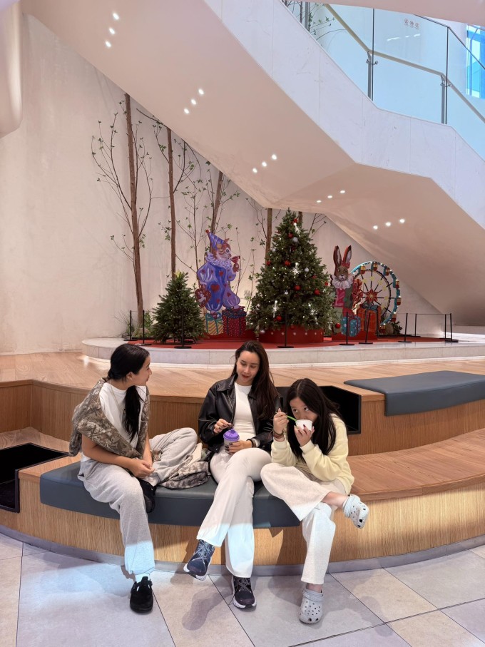 Mỗi khi đi cùng các con, Lưu Hương Giang đều được nhận xét trông như chị gái của Mina và Misu. Cô cũng thường xuyên cùng hai con quay các video nhảy Tiktok theo trào lưu của giới trẻ.