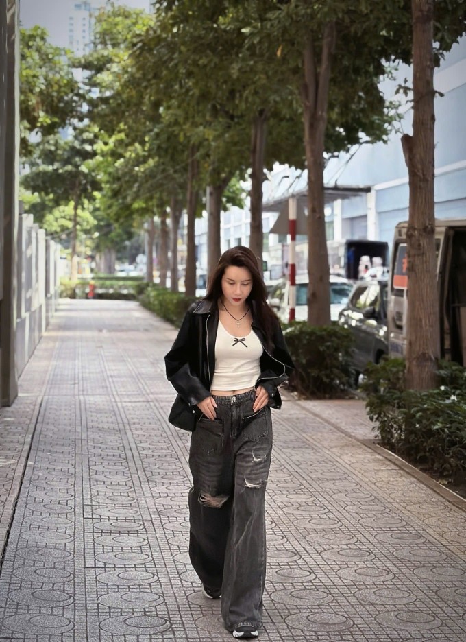 Ở đời thường, Lưu Hương Giang yêu thích phong cách năng động, trẻ trung với quần jean phối với sneakers, áo phông hoặc áo hai dây tôn vẻ sexy.