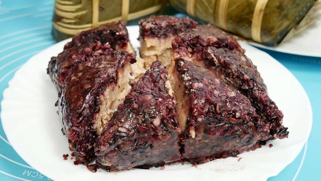 Bánh có màu đen tím đó cũng chính là điểm độc đáo của bánh, tuy nhiên hương vị rất mềm, dẻo, vị thanh mát.