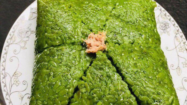 Bánh chưng cốm bóc ra thơm lừng mùi cốm tươi mát, bánh có màu xanh tươi tự nhiên nhìn rất đẹp.