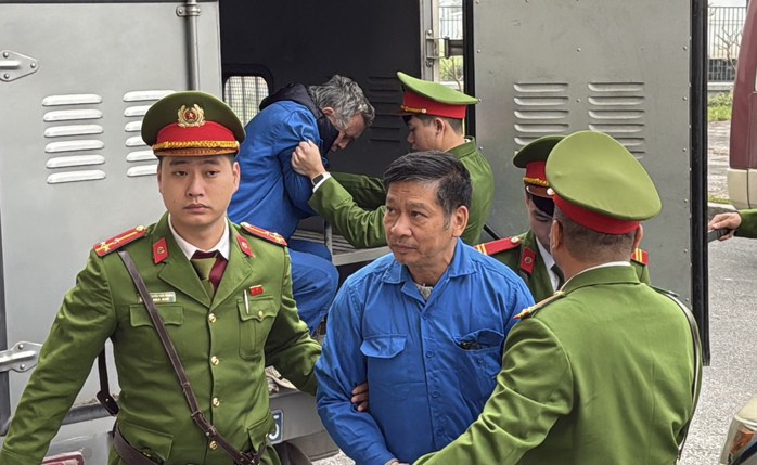 Các bị cáo được dẫn giải tới phiên toà sáng 26-1