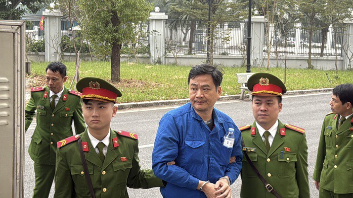 Các bị cáo được dẫn giải tới phiên toà