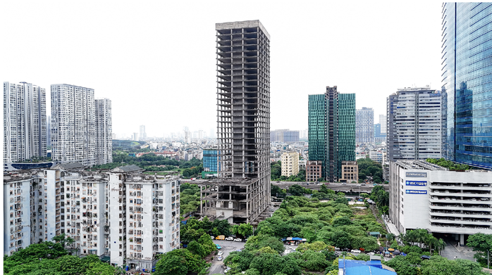 Toà nhà khởi công hơn chục năm không hoàn thành dẫn đến xuống cấp, gây thiệt hại hàng trăm tỉ đồng
